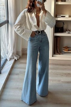 Casual Flares Outfit, Fall Style Jeans, Dressing Like A Woman, Fall Denim Outfits 2024, Crop Top Wide Leg Pants Outfits, My Fashion Aesthetic, Jean Flare Outfits, Trendy 2024 Outfits, Light Wash Wide Leg Jeans Outfit