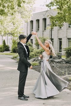 Prom Poses For Couples, Prom Couple Pictures, Prom Photo Poses, Couple Prom Pictures, Couples Prom Pictures, Couples Prom, Prom Photography Poses, Couple Prom, Funny Prom