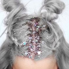 Glitter roots and buns More Hairstyles Party, Fest Outfits, Festival Makeup, Hair Envy, Crazy Hair, Grey Hair