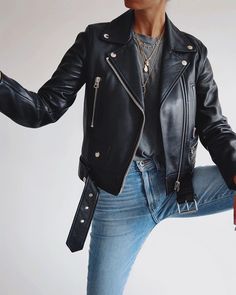 Косуха Outfit Leather Jacket, Leather Jackets Online, Joe Montana, Simple Fall Outfits, Jeans Outfit Summer, Looks Black, Grey Pullover