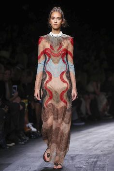 Valentino Ready To Wear Spring Summer 2016 Paris - NOWFASHION Valentino 2016, Valentino 2017, Valentino Ready To Wear, Valentino Paris, Valentino Couture, Mcqueen Fashion, Fashion Seasons, Fall Fashion Trends