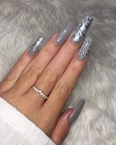 This cozy nail design pairs glossy gray polish with a textured knit pattern and glittery silver accents. Perfect for colder months, the design mimics a warm sweater while maintaining a chic holiday vibe. The mix of textures makes it unique and festive. Silver Christmas Nails, Light Gray Nails, Silver Nail Designs, Gray Polish, Silver Glitter Nails, Silver Nail, Chic Holiday, Candy Cane Stripes