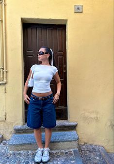 Outfits With Jorts Women, Thrift Fits, Jorts Outfit, Samba Outfit, Outfit Denim, Shorts Outfits Women, Outfit Inspo Summer, Jenny Bird, Baggy Clothes