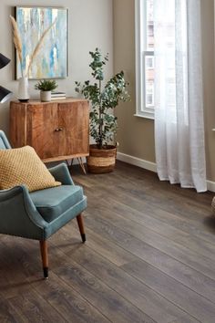 Living room with dark wood laminate floors Cool Tone Flooring, Wooden Floor Inspiration, Living Room Brown Wood Floor, Dark Oak Living Room Ideas, Dark Oak Floors Living Room, Dark Wood Floor Home Decor, Interior Design With Dark Wood Floors, Dark Floors Decor, Apartment With Dark Wood Floors