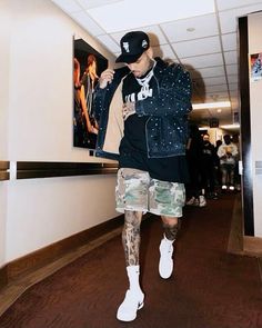 Chris Brown Fits, Chris Brown Fashion, Chuck Taylors Outfit, Black Men Casual Style, Summer Streetwear Men, Dave East