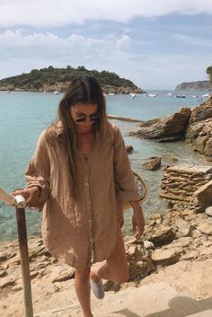 California Mom Style, Beach Camp Outfits, Georgia Tordini, Boho Classic Style, Oversized Linen Shirt Outfit, Fit Mother, Linen Shirt Outfit, Oversized Linen Shirt, Clothing Catalog