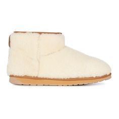 Made from premium Australian sheepskin with exposed teddy fleece uppers  the women's EMU Australia Stinger Micro Teddy boots will keep your feet warm in the winter and cool in the summer. Summer Meaning, Womens Casual Boots, Boot Design, Emu Australia, Teddy Fleece, Kids' Bag, Backpacking Packing, Stinger, Emu