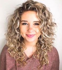 These bouncy, chic hairstyles for long curly hair will step your hair game up in an instant. Here are 20 fabulous hairstyles for curly hair you can adopt for your chic looks. Kręcony Bob, Trendy We Fryzurach, Beyonce Hair, Long Face Hairstyles, Haircuts For Curly Hair, Chic Hairstyles, Hairstyles For Round Faces, Curly Hair Cuts