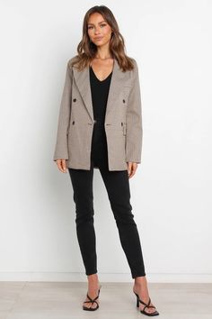 Juliette Blazer - Brown - Petal & Pup USA Blazer With Mini Skirt, Classy Everyday Outfits, Blazer Outfit Ideas For Women, Trendy Blazer Outfits, Black Blazer Outfits, Blazer Outfit Ideas, Blazers Casual, Blazer Street Style, White Dress Shoes