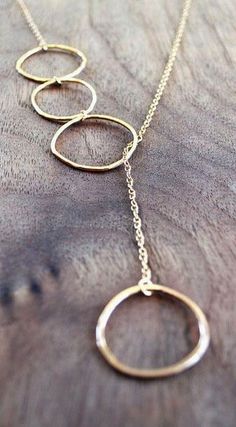 Long Simple Necklace, Diy Long Necklace, Long Necklace Diy, Lariat Necklaces, Gold Lariat Necklace, Gold Circle Necklace, Jewelry Advice, Long Necklaces, Necklaces Gold