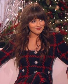 Dakota Johnson Bangs, Dakota Johnson Hair, Rambut Brunette, Dakota Johnson Style, Melanie Griffith, Mtv Movie Awards, Long Hair With Bangs, Hair Envy, Dakota Johnson