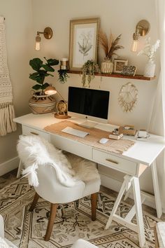 Boho Desk Space Bedroom, Front Office Room Ideas, Room Ideas Aesthetic With Desk, Small Office Ideas In Living Room, Small Bedroom Workspace Layout, Cute Home Desk Ideas, Stylish Home Office Cozy, Boho Home Office Aesthetic, Bedroom With Study Area Interior Design