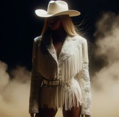 Beyonce White Dress, Cowgirl Photoshoot, Western Glam, Dakota Johnson Style, Cowgirl Style Outfits, Girl Cowboy Boots, Black Cowgirl, Looks Country, Estilo Country