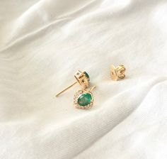 Product Details : ✦ Stone Name: Emerald (0.91 Carats) And Diamonds ( 0.13 Carats) ✦ Metal : 14k Gold ✦ Net Weight : 2.592 g ✦ Gross Weight : 2.8000 g It is a very elegant piece of gold earrings of emerald and diamond. For more pieces like these visit https://www.etsy.com/in-en/shop/kanchanglobal?ref=seller-platform-mcnav&section_id=27149585 Your satisfaction is our priority ! A great gift idea for: Birthdays Valentines Day Gift Anniversary Gift Bridal Showers Wedding Gift Mother's day gift C Minimalist Yellow Gold Earrings For May Birthstone, Minimalist 14k Gold May Birthstone Earrings, Minimalist Yellow Gold May Birthstone Earrings, Gold Diamond Earrings For May Birthstone, Tarnish-resistant Yellow Gold Earrings With May Birthstone, Gold 14k Earrings For May Birthstone, 14k Gold Earrings For May Birthstone, 14k Gold Emerald Earrings Fine Jewelry, Opal Wedding Set