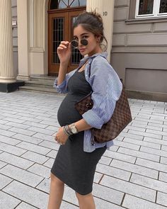 dziecko grossesse stylowi pl swojej tableau Maternity Office Wear, Summer Pregnancy Outfits, Prego Outfits, Pregnant Fashion, Casual Maternity Outfits, Baby Bump Style, Preggo Fashion, Maternity Chic, Mommy Outfits