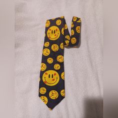 52 Inches Tall & 4 Inches The Widest Part . 100 % Polyester Neck Tie . Featuring Smiley Faces In Different Sizes With Red Lip Sticks Kisses On Them . Gift Idea For Collectors Or Addition To Your Wardrobe . Made By Addiction In The 90's . Brand New Never Used But No Tag Yellow Summer Ties, Yellow Summer Business Ties, Black Ties As A Summer Gift, Lip Kisses, Mandala Journal, Oc Clothes, Accessories Board, Funky Accessories, Lip Sticks