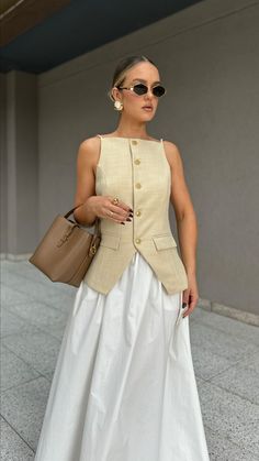 Poplin Outfit, Old Money Fashion Women, Breastfeeding Fashion, Outfits Paris, European Fashion Summer, Spring Inspo, New Street Style, Spring Summer Wardrobe, Mod Fashion