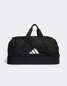 Accessoires von adidas performance Hol dir das ultimative Accessoire Markentypisches Design Zwei Tragegriffe verstellbarer Riemen kann an der Schulter oder als Umhängetasche getragen werden Reißverschlussöffnung mit seitlichen Netztaschen Unteres Fach mit Reißverschluss Football Bag, Ultras Football, Football Accessories, Football Gear, Nike Lunar, Adidas Football, Backpack Sport, Snowboards, Sports Accessories