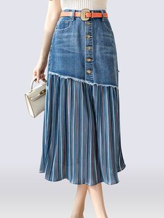 model show Pleated Jeans, Skirts Vintage, Midi Denim, Skirts Women, Denim Skirts, Vintage Elegant, Chiffon Blouse, Jean Skirt, Layered Look