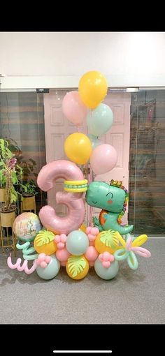 balloons and decorations are arranged in the shape of numbers for a birthday party or baby's first birthday