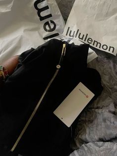 Lululemon Set, Shopping Pictures, School Bag Essentials, Lululemon Outfits, Gift Inspo, Chill Photos, What Should I Wear, Simple Fits