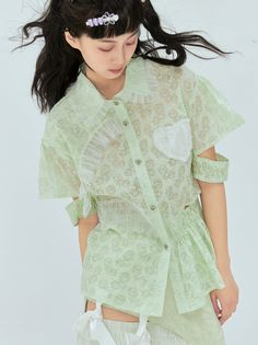 Material: Cotton 


 Size: SM
 
 Model: 168cm/50kg




 Length
 Chest
 Waist
 Sleeve length
 Shoulder width


 S
 64cm
 90cm
 86cm
 22cm
 46cm


 M
 65cm
 94cm
 90cm
 23cm
 47cm Green Floral Print Top With Collar, Flower Shorts, Waist Length, Short Sleeve Shirt, Sleeve Shirt, Ruffle Blouse, Sleeve Length, Black And White, Women's Top