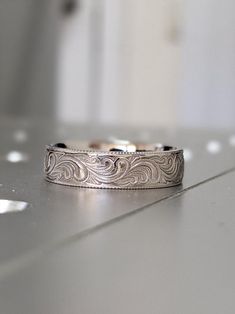 Antique Style Wedding, Scroll Engraving, Meteorite Ring, Art Deco Art, Unique Bands, Gold Feathers, Pattern Ring, Feather Pattern, Vintage Style Wedding