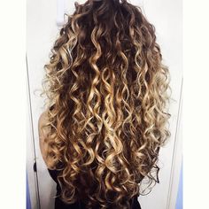 Ombre Curly Hair, Curly Color, Highlights Curly Hair, Blonde Curly Hair, Colored Curly Hair, Long Curls, Trendy Hair Color, Long Curly Hair, Long Curly