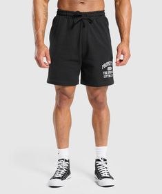 OWN YOUR WORKOUT  Die klassische Lifting-Passform und das hochwertige Material machen unsere Property Of Shorts zu einem Outfit, auf das du stolz sein kannst. - Ein verstellbarer Kordelzug in der Taille hilft dir, das richtige Outfit für dich zu finden.
- Gefertigt aus schwerer Baumwolle für ein erstklassiges Gefühl
- Zwei offene Seitentaschen bieten dir ein wenig Lagerraum 
- Wir haben ein paar dezente gestickte Logos an beiden Seiten hinzugefügt.
- Grafik auf der Brust GRÖSSE UND PASSFORM
• Regular Fit
• Schrittlänge 17,8 cm, basierend auf Größe M 
• Das Model ist 1,75 m und trägt Größe M MATERIAL UND PFLEGE
• 100 % Baumwolle
• Schwerer Stoff mit einem Gewicht von 300 g/m² 
SKU: A6A4H-BB2J Gymshark Shorts, Gym Shark Shorts Men, Men's Workout Clothes Gymshark, Technical Black Gym Shorts, Gymshark Mens Shorts, Gym Jacket, Sweater Tank Top, Sport Dress, Seamless Leggings