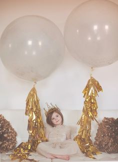 balloons and gold streamers Gold Streamers, European Interiors, Balloons Backdrop, Huge Balloons, Baby Fotografie, Celebration Balloons, My First Year, Golden Birthday, Birthday Princess