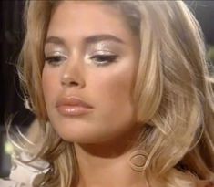 Charlie’s Angels Makeup, Victoria’s Secret Angel Make Up Look, Vs Angel Makeup Look, Vs Angel Blonde, Angelic Halloween Makeup, 90s Victoria Secret Angels Aesthetic, Halloween Angel Hairstyles, Bombshell Makeup Vs, 2000s Vs Angels