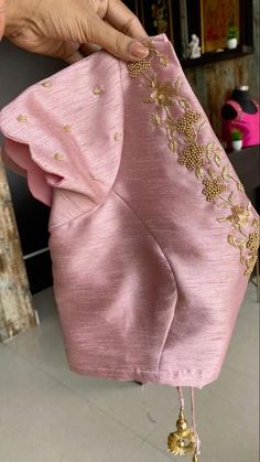 Onion Pink Aari Work Blouse, Silk Saree Blouse Back Designs Latest, Saree Aari Work Design, Pink Blouse Designs For Saree Simple, Silk Blouse Embroidery Designs, Blouse Neck Embroidery Design, Boluses Design, Normal Blouse Designs Latest, Blouse Designs Latest For Silk Saree