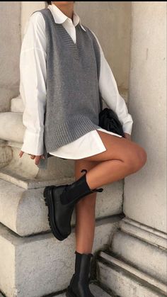 Discovered by 𝐑 𝐎 𝐒 𝐄 - 𝐆 𝐀 𝐃. Find images and videos about fashion, inspiration and luxury on We Heart It - the app to get lost in what you love. Gen Z Preppy Fashion, London Women Style, No Sleeve Turtleneck Outfit, Nyc Fall Outfits 2023, Minimal Aesthetic Outfits, Outfits Aesthetic Invierno, Milk Outfit, Pastel Lifestyle, Minimal Winter Outfit