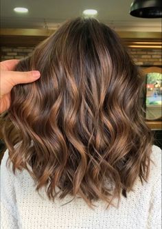 Medium Brown Hair With Highlights, Short Beach Waves, Short Dyed Hair, Short Brown Hair, Beach Wave, Hair Inspiration Short, Ombré Hair, Mom Hairstyles, Short Hair Balayage