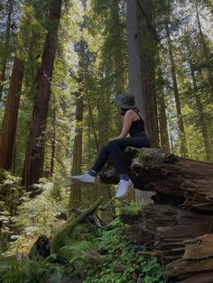 Redwoods national park cute inspo inspiration pic instagram idea california travel trip camping oregon hiking Hiking Photo Ideas, Self Foto, Hiking Photoshoot, Mountain Ideas, Face Poses, Camping Pics