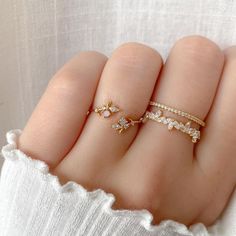 Simplistic Jewelry, خواتم خطوبة, Hand Jewelry Rings, Gold Rings Fashion, Gold Ring Designs, Classy Jewelry, Fancy Jewellery