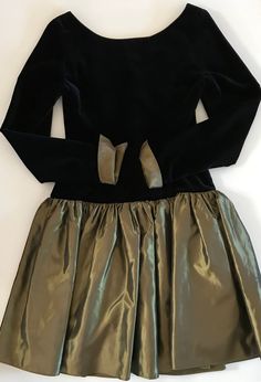 Schwarzes Samt Weihnachts Kleid Vintage Laura Ashley. Umwerfend. Reicher, schwarzer Samt. Schöner Rundhalsausschnitt. Neun Samtknöpfe dienen als vorderen Verschlüsse. Die Schürze ist aus einem gold/bronze/olivgrün glänzenden Taft. Tropfen Taille. Langer Reißverschluss hinten. So ein wunderschönes, feminines Kleid. Sei der Toast der Hochzeits- oder Weihnachtsfeier! USA Größe 6 / UK 10- Vintage Größe!! Ungefähre Maße: Achsel zu Achsel - 18 "Verdoppeln Sie diese! Ärmel - 25 "- Mit Ärmelsäumen wie a Black Velvet Christmas, Velvet Christmas Dress, Vintage Laura Ashley, Taffeta Skirt, Velvet Cocktail Dress, Feminine Dress, Christmas Dress, Laura Ashley, Velvet Dress