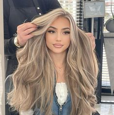 Vanilla Blonde Balayage On Dark Hair, Blonde Highlights Inspiration, Full Blonde Balayage On Dark Hair, Best Hair Color For Light Brown Eyes, Manageable Blonde Hair, Baylage Hair 2024, Beige Blonde Hair Color