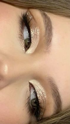 Grad Makeup Brown Eyes, Eye Makeup For Off White Dress, Prom Make Up For Gold Dress, Simple Dama Makeup, Makeup Brown Gold Eyes, Gold Dress Prom Makeup, Natural Glitter Makeup Looks, Gold Simple Eye Makeup, Champagne Gold Makeup