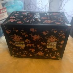 Makeup Train Case With 2 Keys For Locking And Unlocking Case. Floral Fabric Interior Lined With Dustproof Fabric. Measures At 14 X 10.5 X 9 Inches. Brand New. Makeup Train Case, Train Case, Floral Fabric, Black Floral, Forever 21, Train, Makeup, Floral, 10 Things