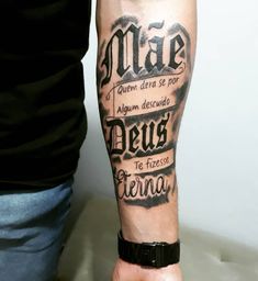 a man with a tattoo on his arm that says, made deus te fera