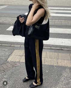 Adidas Track Pants Outfit, Celana Fashion, Striped Wide Leg Trousers, Pant Trends, Adidas Track Pants, Fashion People