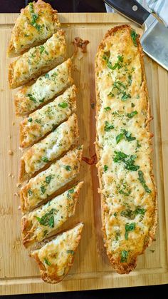 Käse-Knoblauch-Brot auf einem Schneidebrett. Pizza Snacks, Party Finger Foods, Birthday Food, Finger Foods, Food Inspiration, Cooking And Baking, Food Lover, Vegan Recipes, Snack Recipes