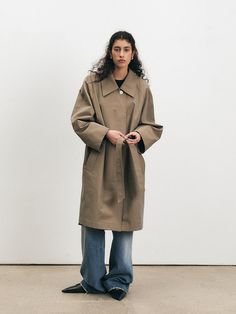 This product is a cotton half trench coat that reinterprets the classic trench with a modern, cropped length. The coat maintains the quintessential features such as a wide lapel, a storm flap, and a waist belt for a cinched silhouette. It's a versatile piece that bridges the gap between traditional sophistication and contemporary fashion sensibilities. - The cotton half trench coat is designed with a relaxed fit, offering both comfort and style.- It is crafted from high-quality cotton, providing durability and a lightweight feel suitable for transitional weather.- The inclusion of a belt allows for a customizable fit, accentuating the waist when desired.- This coat features a button closure and large pockets, blending practicality with its stylish design. Classic Pea Coat With Belted Cuffs For Spring, Spring Single-breasted Gabardine Pea Coat, Cotton Outerwear With Belted Cuffs For Work, Classic Oversized Outerwear With Belted Cuffs, Chic Cotton Outerwear With Button Cuffs, Classic Gabardine Pea Coat For Spring, Classic Spring Pea Coat In Gabardine, Chic Cotton Outerwear With Hidden Button Closure, Fall Cotton Outerwear With Belted Cuffs