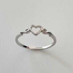 Hesrt Rings, Jewellery Rings Silver, Cute Little Rings, Cool Promise Rings, Cute Ring Designs, Cute Aesthetic Rings, Pretty Silver Rings, Silver Rings Jewelry, Silver Anniversary Ring