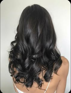 Curls In Hair, Hair Color For Fall, Medium Black Hair, Black Hair Curls, Healthy Black Hair, Curled Hairstyles For Medium Hair, Medium Length Curls, Black Wavy Hair, Black Hair Aesthetic