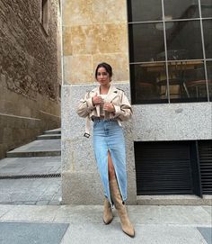 Fall Italy Outfits, Looks Total Jeans, Outfit Botas, Chic Boots, Midi Jeans, Denim Skirt Outfits, Long Denim Skirt, Italy Outfits, Nice Style