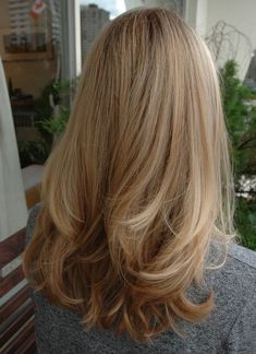 Medium Round Layers, Medium Length Haircut With Layers Blonde, Elise Core Aesthetic, Rounded Layers Medium Hair, Drybar Hairstyles, Medium Straight Haircut, Cabello Afro Natural, Blonde Hair Looks