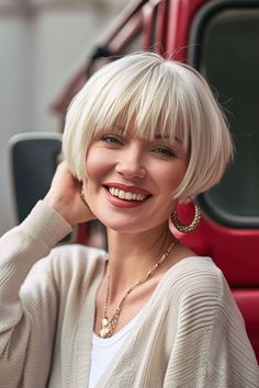 Kurze blonde Haare mit Pony: 56+ Looks » Pixie Cut mit Pony ✓ Garcon Look ✓ Bob mit Seitenpony ✓ Kurzer Crop Cut ✓ Bubikopf mit Pony [ ➳ Jetzt inspirieren lassen! ] Micro Bob Haircut With Bangs, Short Haircuts Ideas, Kort Bob, Pixie Haircut Ideas, Short Blonde Bobs, Short White Hair, Haircuts Ideas