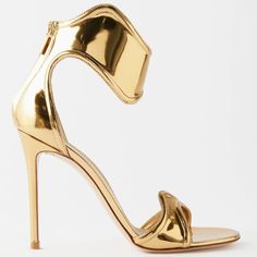 Unveil the secret to flawless evening elegance with Gianvito Rossi's gold Lucrezia sandals. Whether paired with a gown or upscale casuals, these sandals promise to impress. Get the inside scoop on how to rock these gold beauties! Versace Gown, Gold Beauty, Devil Wears Prada, Sag Awards, Leather Sandals Women, Gold Sandals, Silver Heels, Kinds Of Shoes